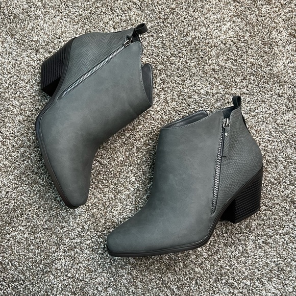 NWOT! JustFab Carlee Gray Booties in Size 10 Wide - Picture 5 of 9